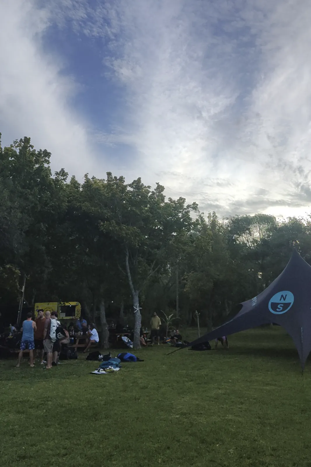 Practica de kitesurf en el club nautico