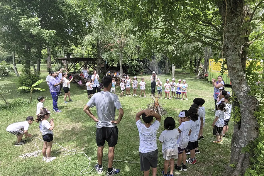 Encuentro comunitario y educativo en el predio