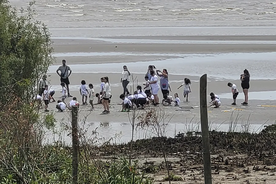 Encuentro comunitario y educativo en el predio