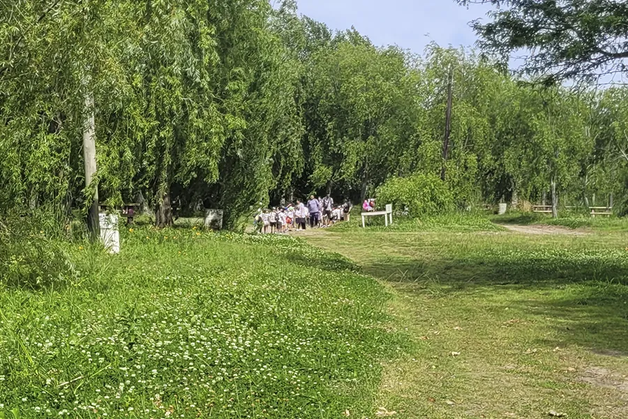 Encuentro comunitario y educativo en el predio