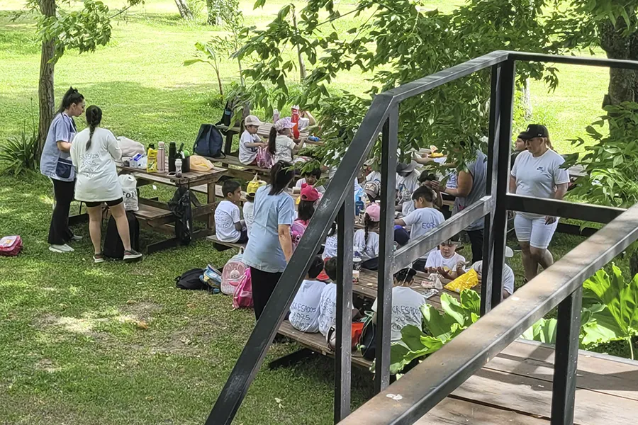 Encuentro comunitario y educativo en el predio