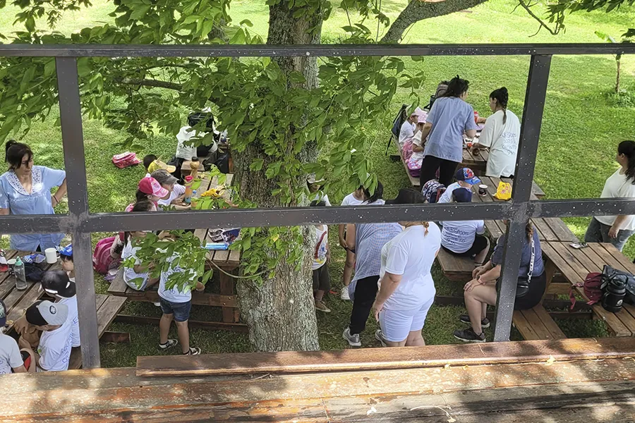 Encuentro comunitario y educativo en el predio